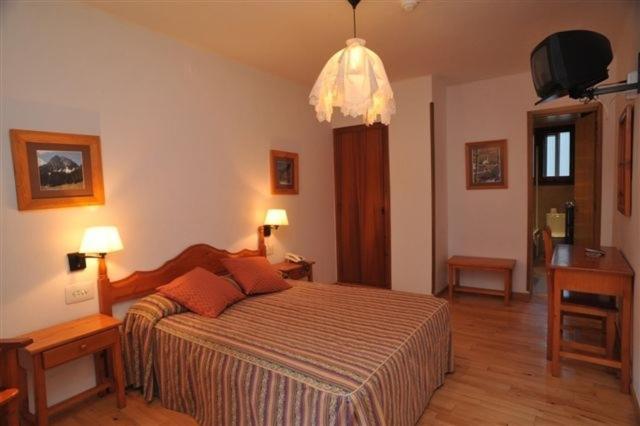Hotel Roya Espot Ngoại thất bức ảnh
